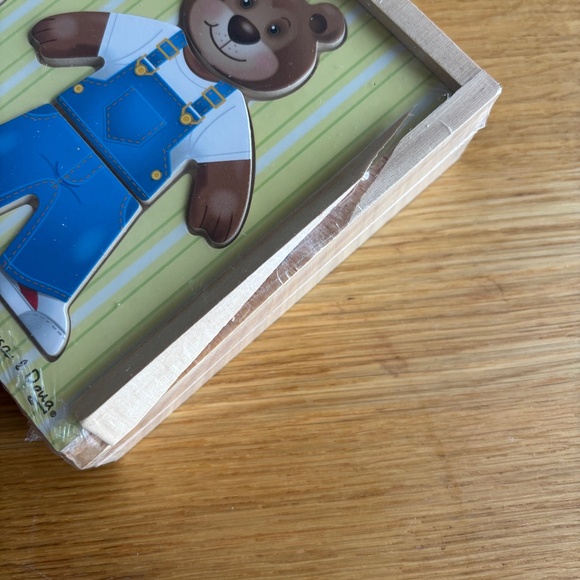 NEW, Melissa & Doug, Wooden Bear Family Dress-up Puzzle (Age 3+) - Picture 3 of 8